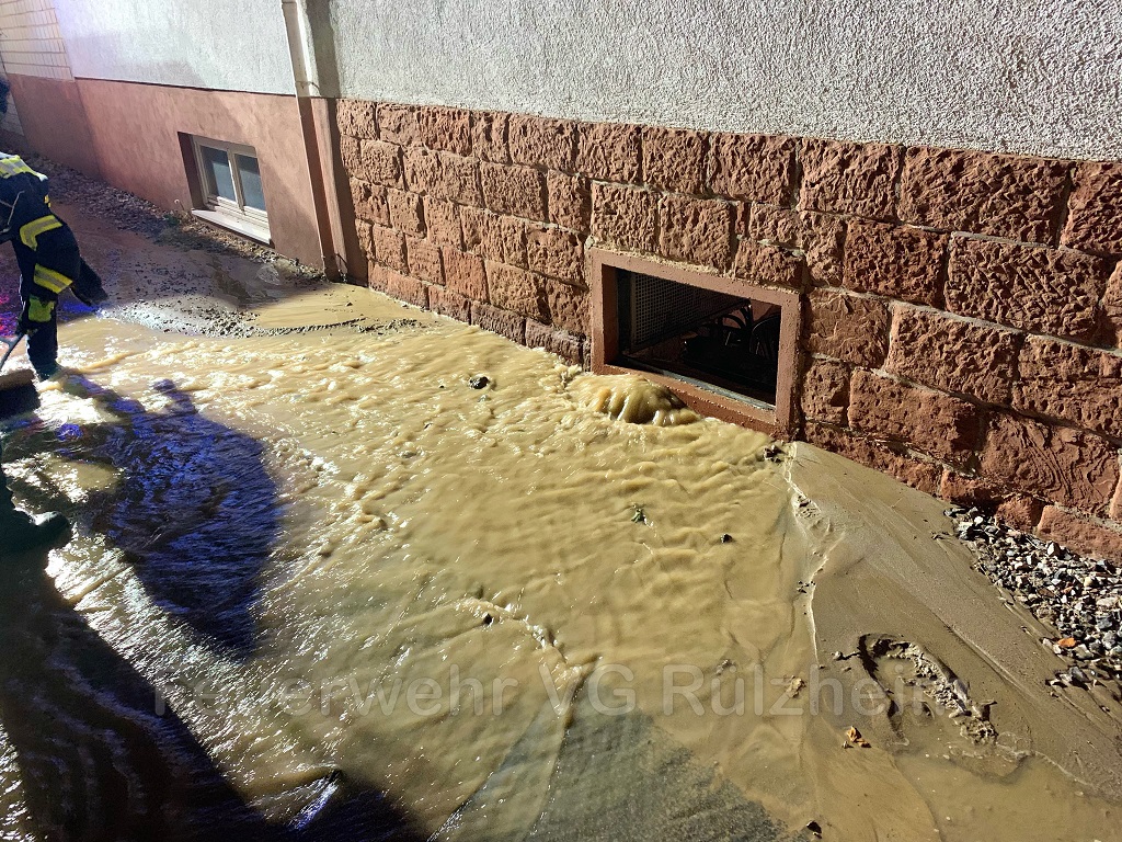 Wasseraustritt direkt am Gebäude