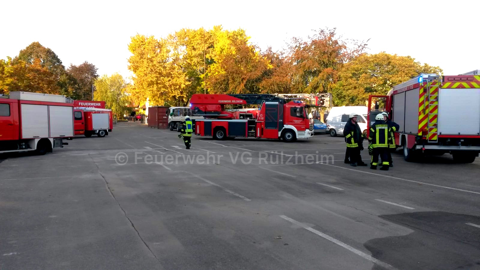 Einsatzfahrzeuge an der Grundschule Rülzheim