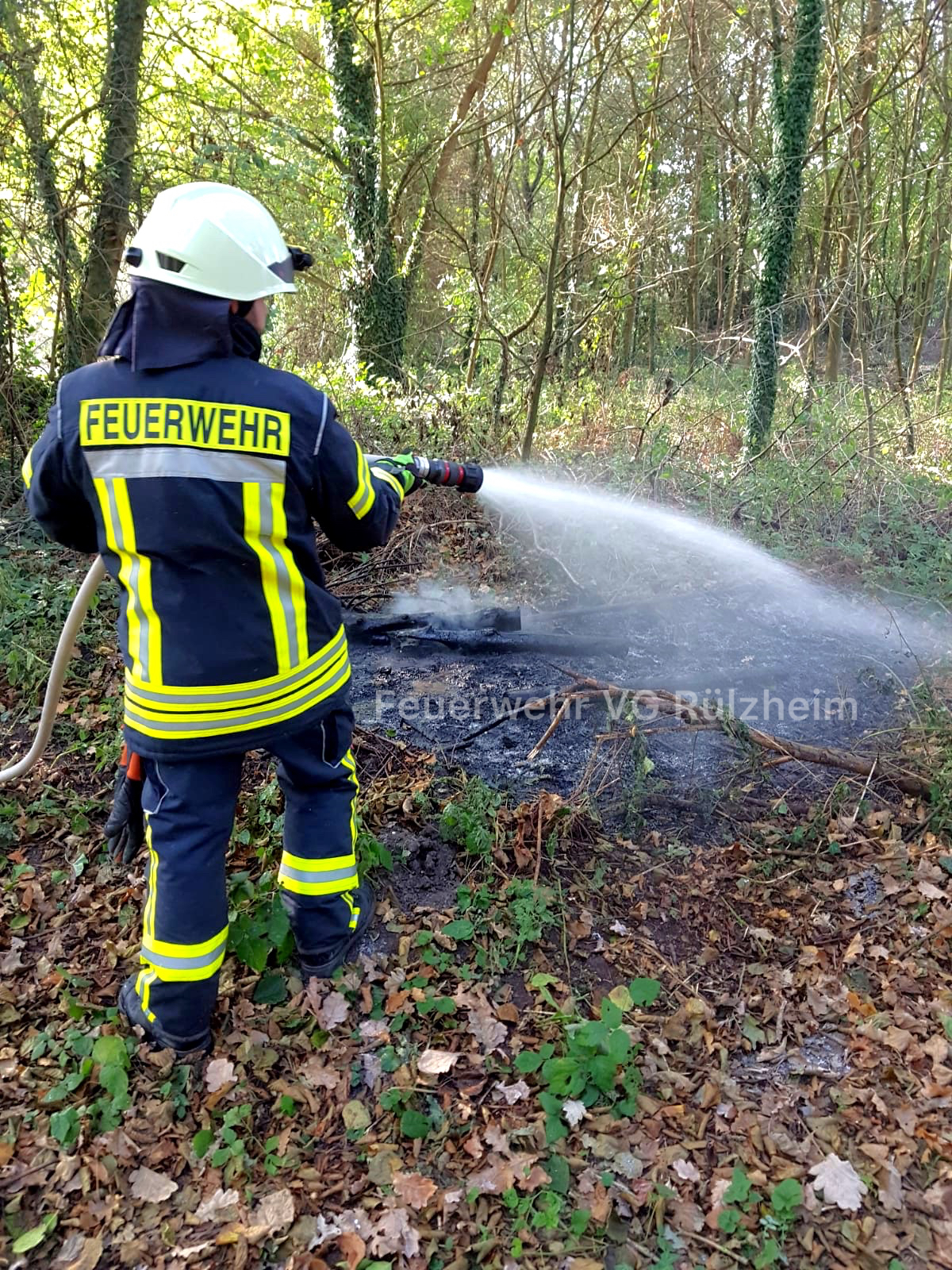 Löscharbeiten Flächenbrand