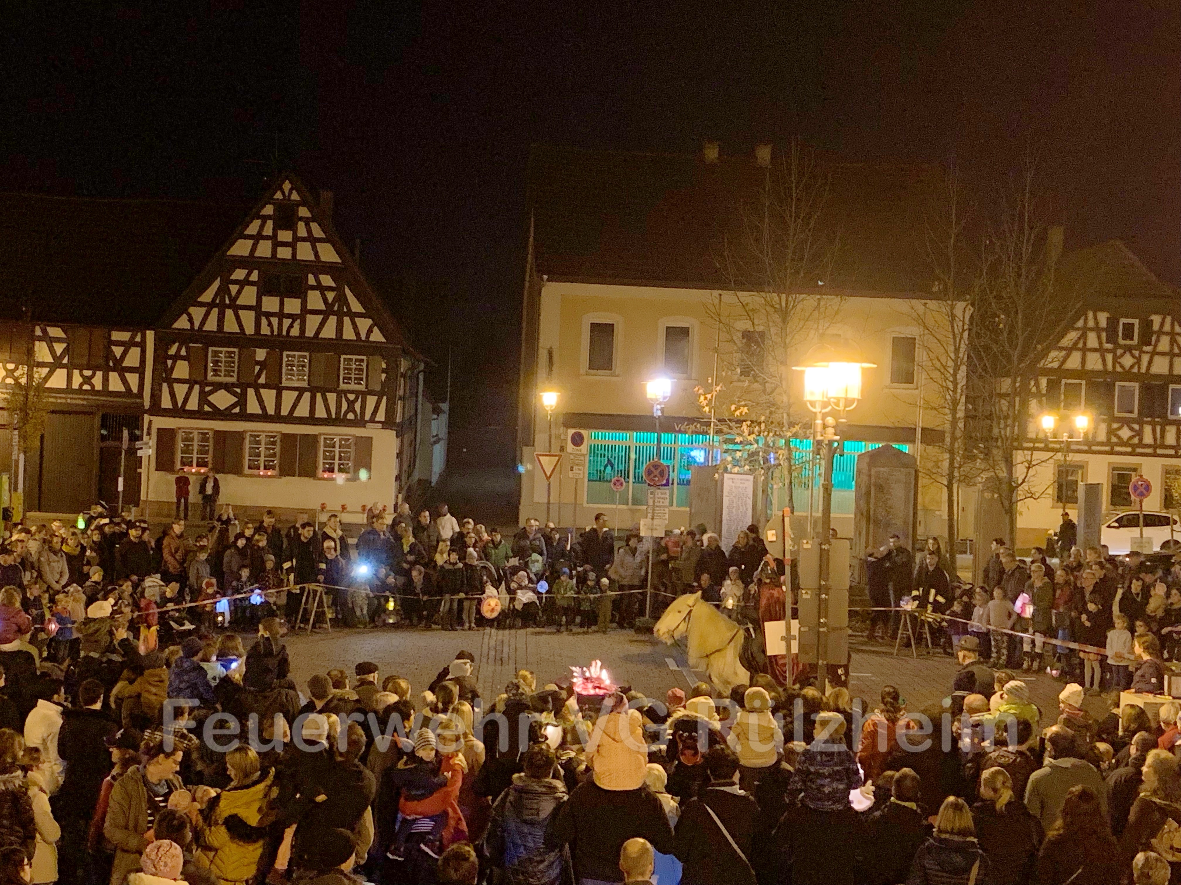 Martinsspiel auf dem Deutschordensplatz