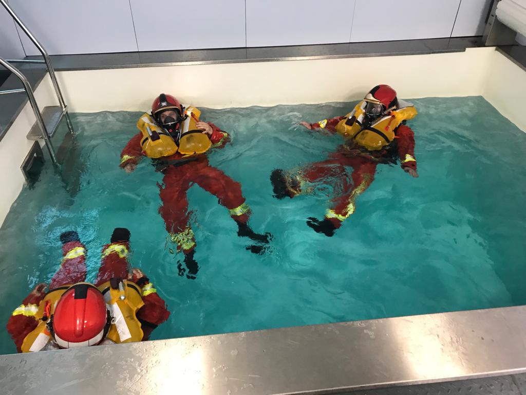 Wasserbecken in dem die Wirkung der Rettungswesten praktikisch erlebt werden kann