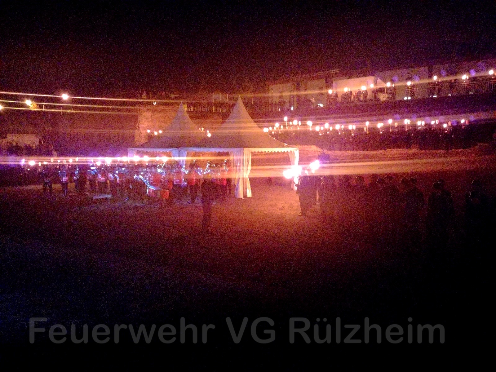 Musikzug Rote Husaren mit Fackelträger beim Zapfenstreich