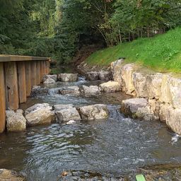 Raugerinne in Beckenstruktur am ehemaligen Stauwehr in der Bachgasse
