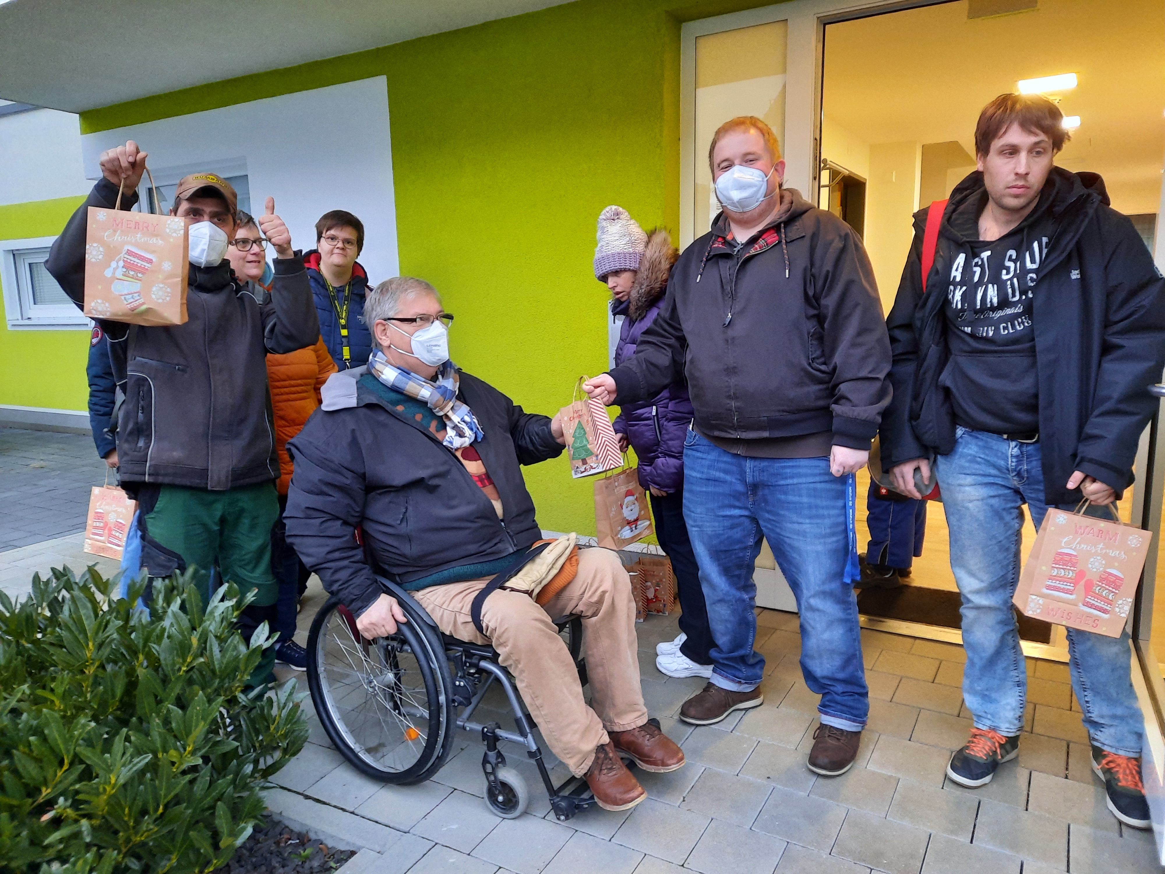 Foto von Fritz Knutas mit BewohnerInnen der Caritas