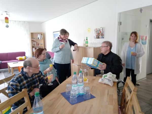Fritz Knutas beim Besuch der Caritas-Wohngruppe