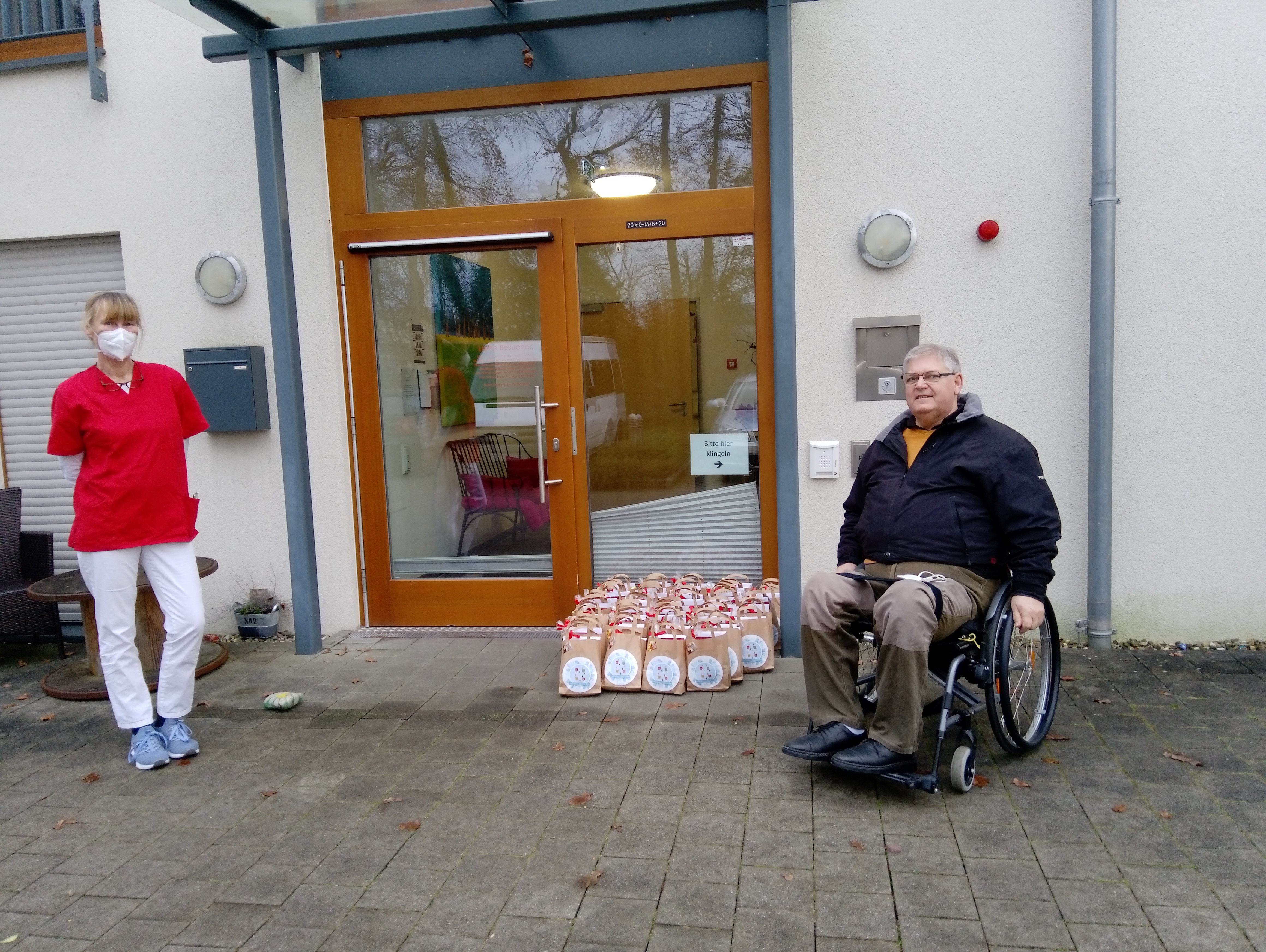 Fritz Knutas übergibt Geschenke an die Bussareau-Stiftung