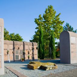 Blick auf die Urnenstelen auf dem Friedhof Rülzheim