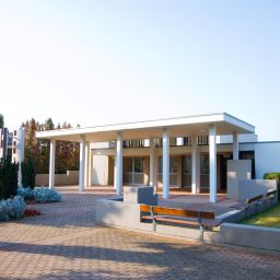 Blick auf die Trauerhalle auf dem Friedhof Rülzheim