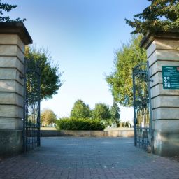 Blick auf den Eingang zum Friedhof Rülzheim