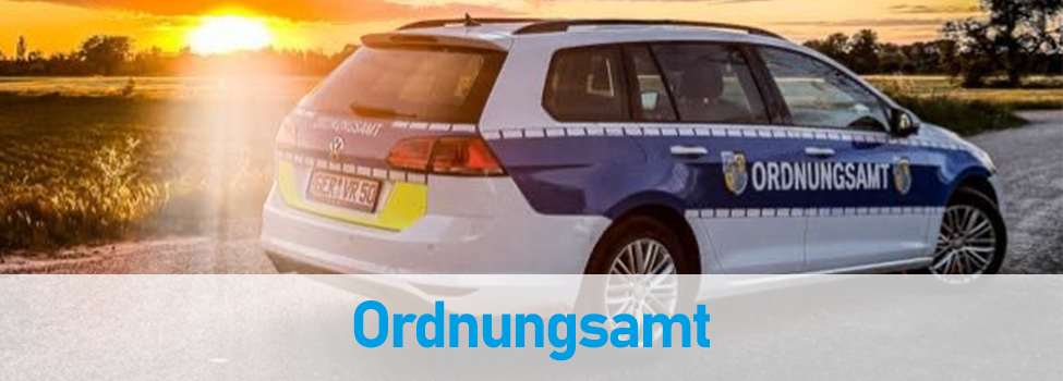 Bild des Ordnungsamtsfahrzeugs bei Sonnenuntergang mit dem Text "Ordnungsamt"
