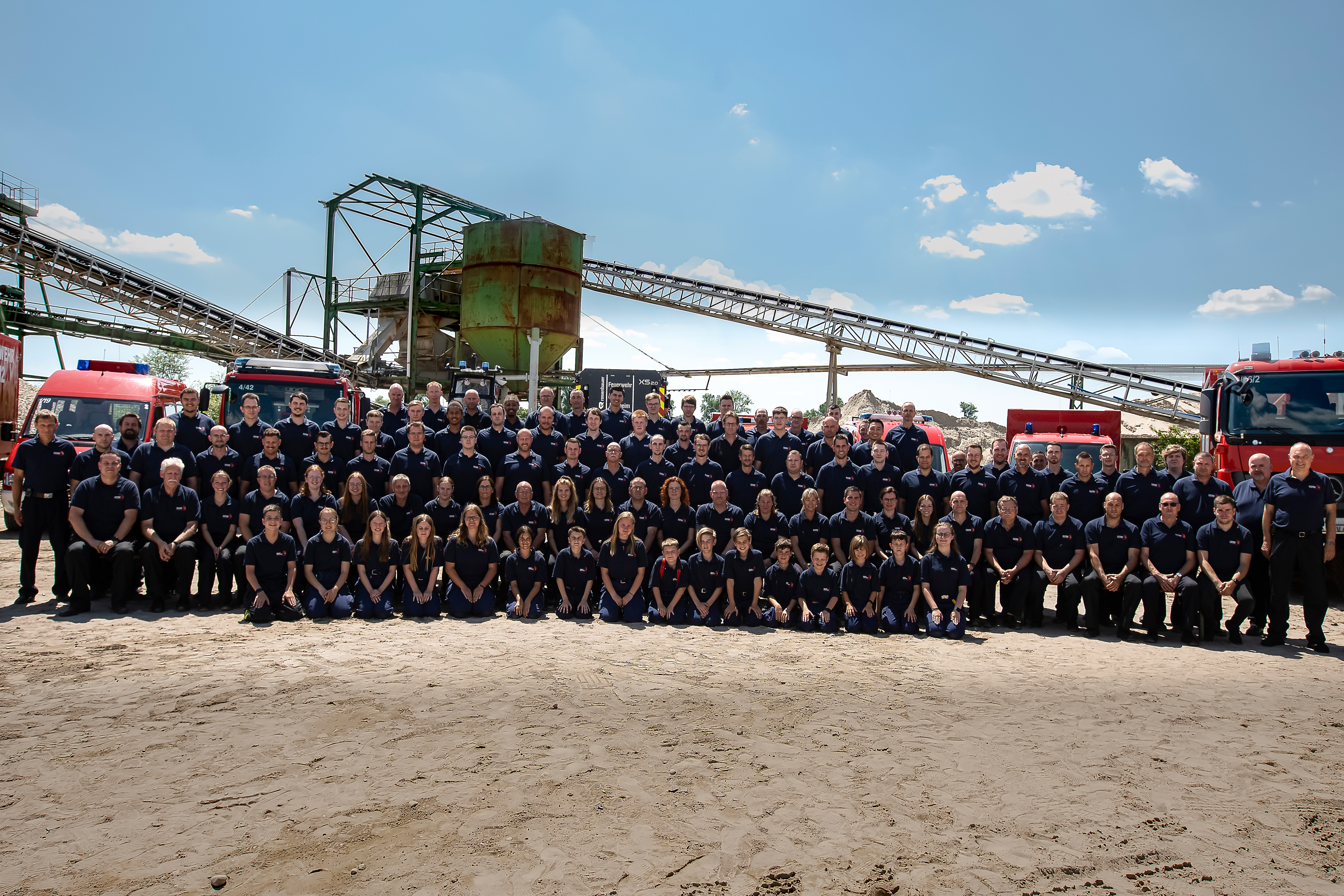 Gruppenfoto der KameradInnen der Freiwilligen Feuerwehren der Verbandsgemeinde