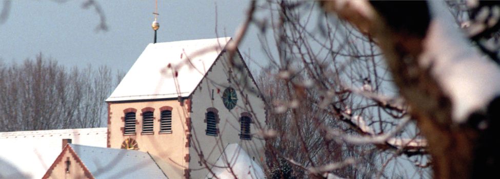 Bild der verschneiten Hördter Kirche
