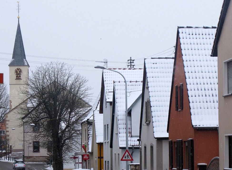 Die verschneite Hauptstraße in Kuhardt