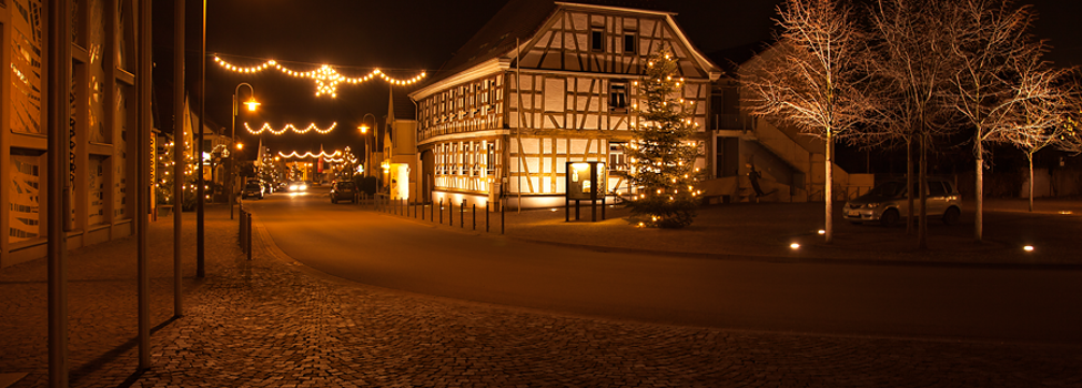 Bürgerhaus und Hauptstraße Leimersheims bei Nacht