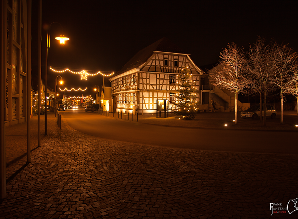 Bürgerhaus und Hauptstraße Leimersheims bei Nacht